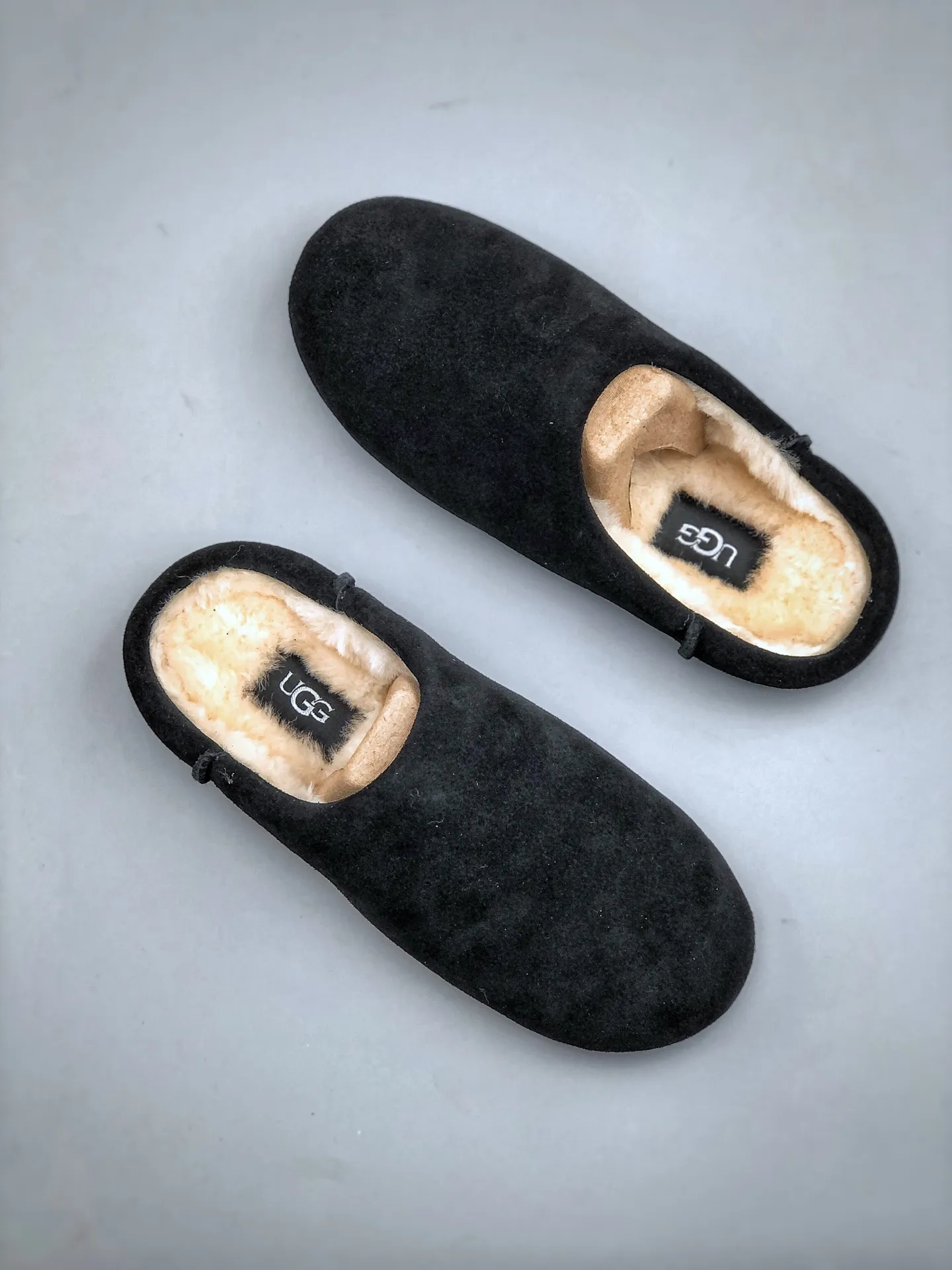 Local pick-up💰560 supports store placement. The top version of ugg on the market. 25 new models. UGG Classic Micro. Classic super mini. Classic boot type with lower cut design. Easy to match at home and out. Produced by a large foreign trade factory in Guangzhou. Toe to insole. Genuine sheep fur integrated. Independent outer box packaging. Chip with waterproof technology. Different from any version on the market. Independently developed original outsole and cashmere insole to keep you warm in winter and suitable for home use. In recent years, uug has launched a style series that is partially geared towards the preferences of young consumers and has also moved to the forefront of fashion trends. Shoe body material Water-repellent coated suede upper 17 mm UGGPURE™ implanted wool insole Lightweight non-slip and comfortable rubber outsole With brand LOGO trademark Comes with a full set of packaging Size: 35-40